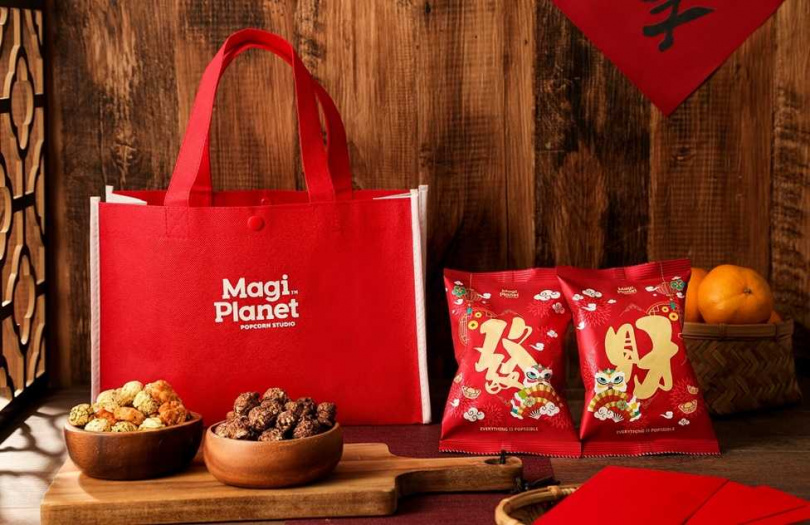 Magi Planet 星球工坊以大紅色作為禮盒包裝主色，並準備精緻的「發財開運包」紅包袋爆米花。（圖／Magi Planet 星球工坊提供）