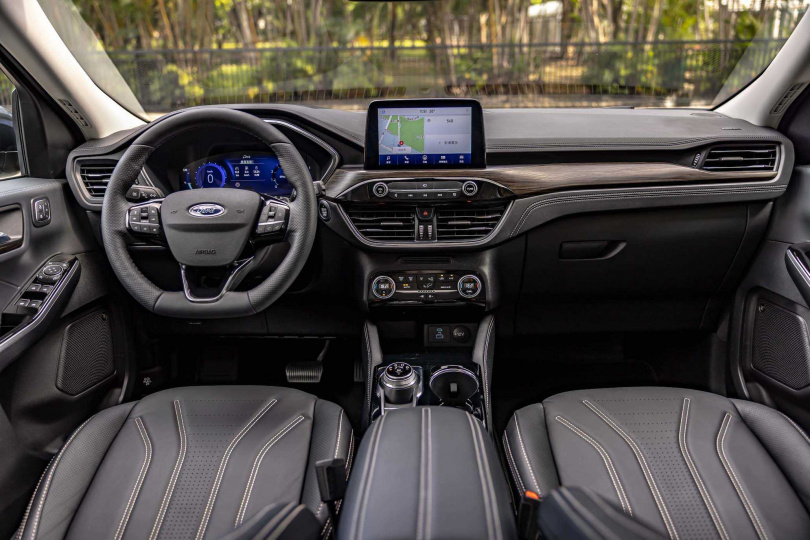 New Ford Kuga Vignale延續2.0L ST-Line車型豐富配備，並透過專屬內外觀套件，展現出「優雅設計」、「舒適奢華」、「運動性能」。