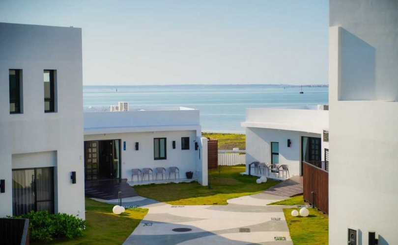 「SH Villa 頌華私墅」是澎湖唯一的獨棟別墅群，提供浴缸雙人房、樓中樓四人套房等選擇，每間套房皆有面海的私人陽台。（3,290元起／晚）