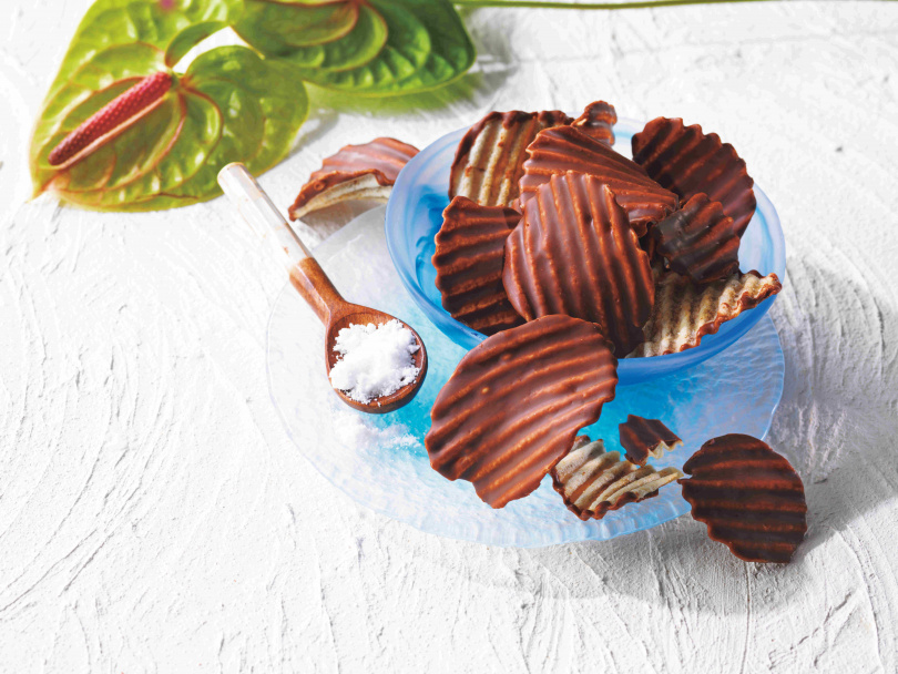 「石垣島海鹽巧克力洋芋片」售價620元，光是外盒設計即充滿沖繩的海洋元素，相當吸睛。