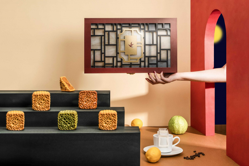 台南大員皇冠假日酒店2023年月餅禮盒以「一攬月影」為主題，率先推出「窗月想啡」。  