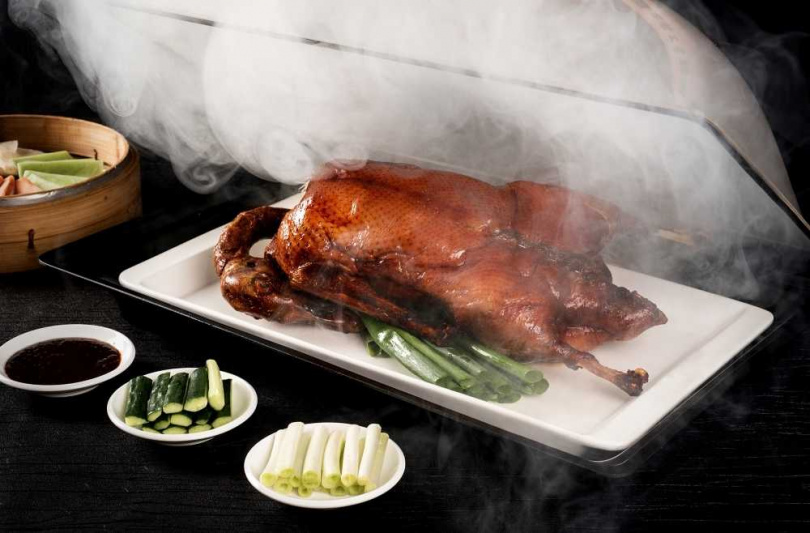 粵亮廣式料理推一桌起訂的桌菜套餐，針對餐廳招牌美饌「掛爐靓皮烤鴨」及「神仙乾坤燒鵝」