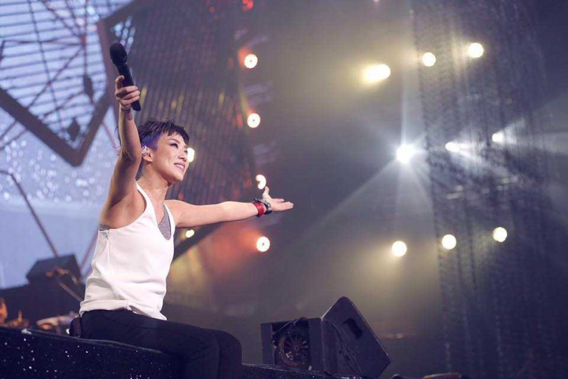 梁詠琪透露2002年第一次站上香港紅館舉辦演唱會，看到偶像林憶蓮太緊張，合唱一句後就直接把對方請下台。（圖／翻攝自林憶蓮臉書）