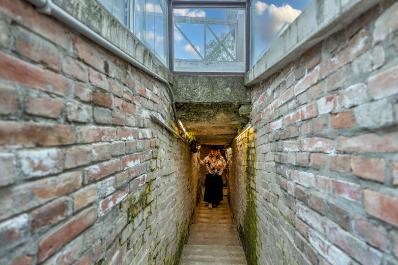 彷彿迷宮一般的地下甬道，出入口設計狹窄、僅容一人通過。（圖／焦正德攝）