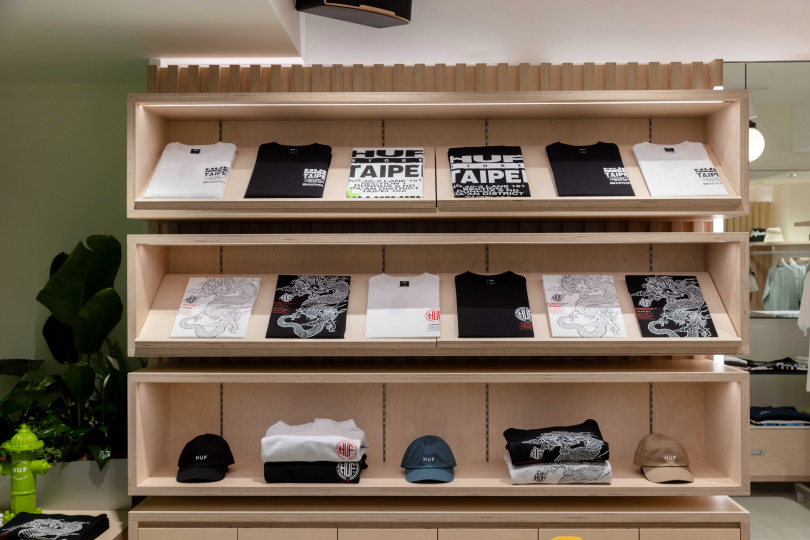 HUF目前在日本擁有30多家實體店鋪，並針對當地文化推出了日本獨家款式。