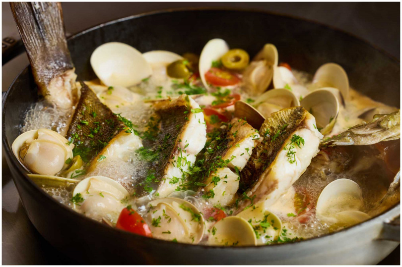 「義式水煮魚」利用白酒將蛤蠣鮮味封鎖在來自澎湖的黃雞魚鮮嫩的魚肉內。（圖／晶英國際行館提供）