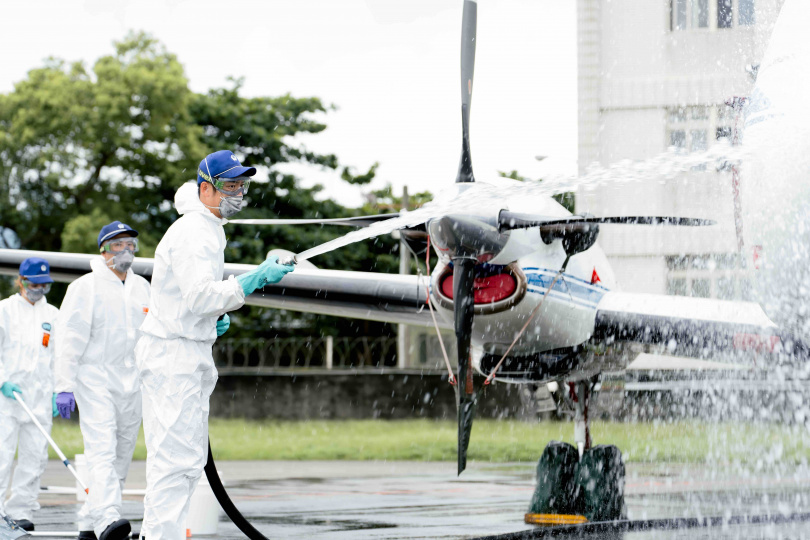 姚元浩帶領《嗨！營業中》夥伴們一起清洗飛機。（圖／好看娛樂提供）