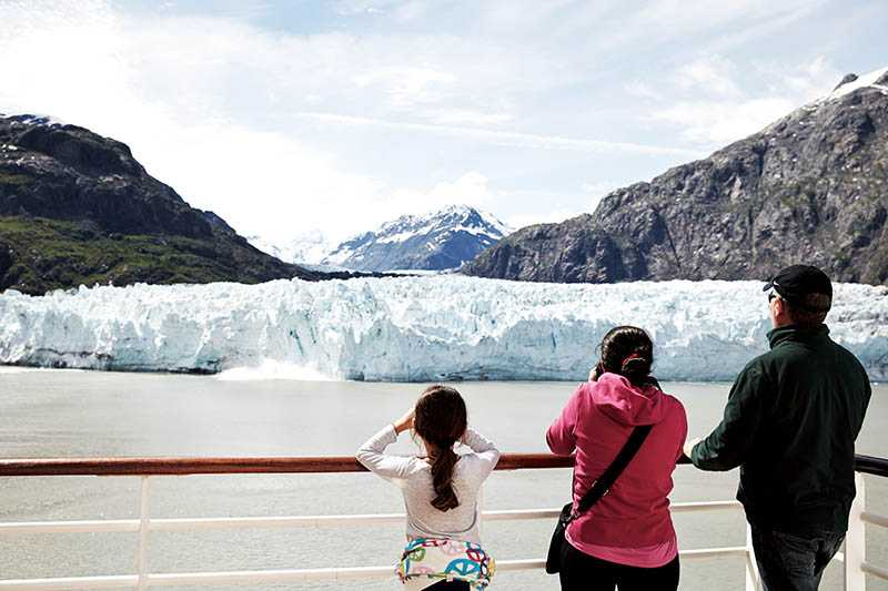 遊輪直接開進冰河灣，近距離目擊冰河前緣的美景。（圖／公主遊輪提供）