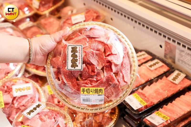 來自日本的黑毛和牛肉品是店內主力品項,提供如手切翼板、牛五花、肩小排等各部位,亦有澳洲牛舌等選擇。(圖/林士傑攝)