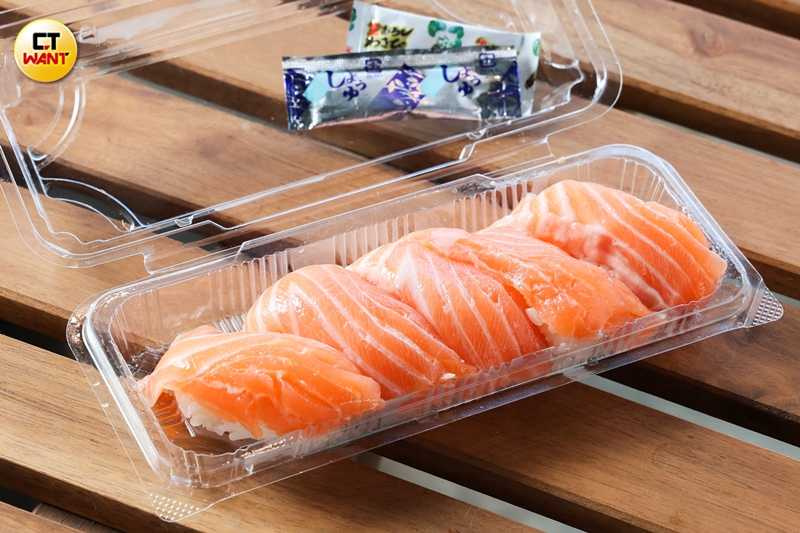 店內除了和牛饗宴還有多種海味選擇,甚至有可直接品嘗的「鮭魚壽司」。(299元/5入,圖/林士傑攝)