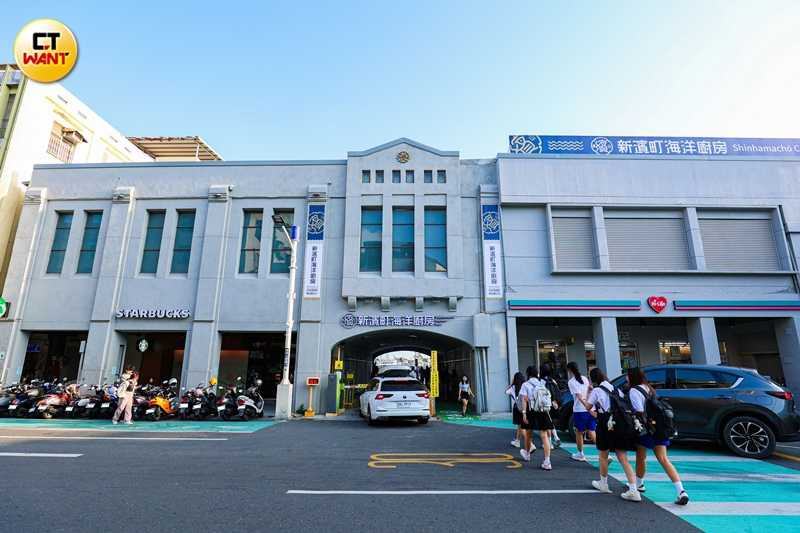 旅客可搭乘捷運、輕軌、公車或騎乘YouBike等大眾運輸工具前往新濱町海洋廚房,還可順便搭乘渡輪前往旗津觀光。(圖/林士傑攝)