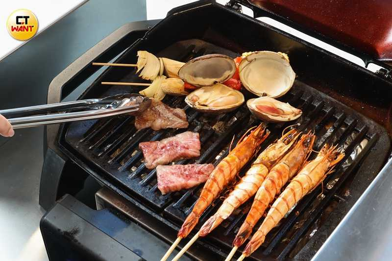 來自日本的全新品牌「JAPAN燒烤」主打BBQ文化,推廣「都會近距離」、「免準備」、「輕鬆享受」等概念。(圖/林士傑攝)