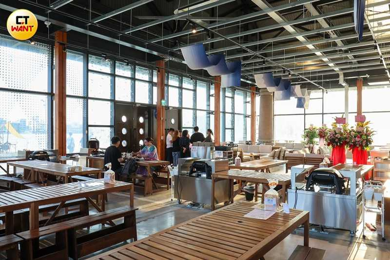 店內座位區設計營造如同在戶外燒烤的氛圍,消費者可一邊欣賞海景一邊燒烤。(圖/林士傑攝)