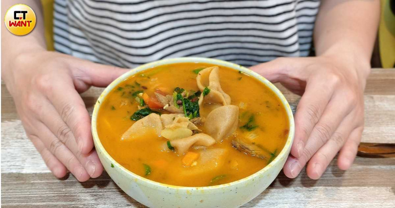 在列城餐廳Ladakh Himalayan kitchen點「Chutagi」,湯中帶有香料的濃郁香氣,熱燙微辣。(圖/魏妤靜攝)