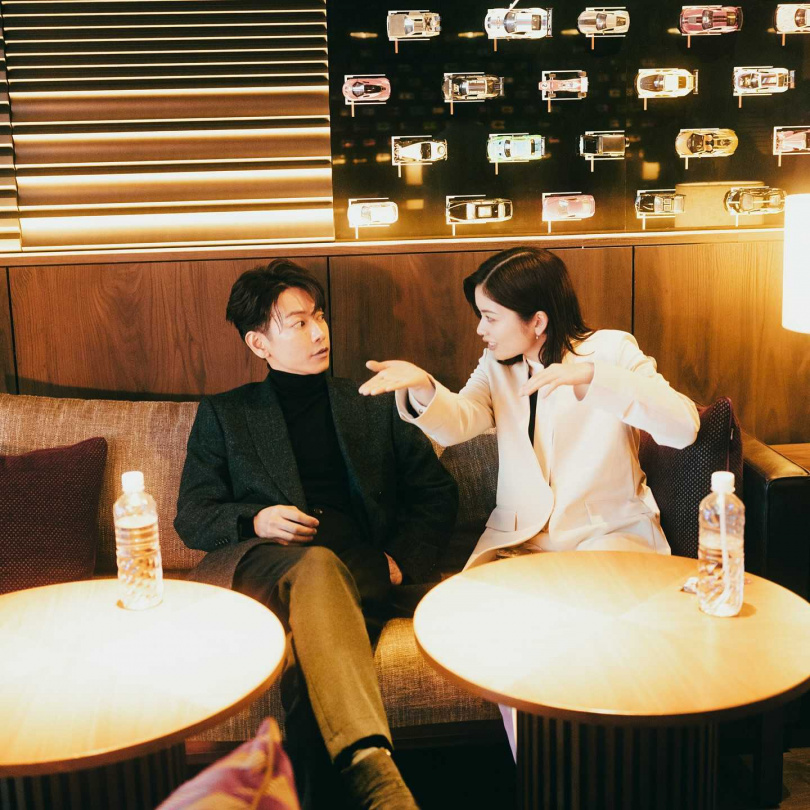 在片場看到佐藤健和小芝風花開心聊天，入戲很深的橫山裕會忍不住羨慕。（圖／取自佐藤健IG）