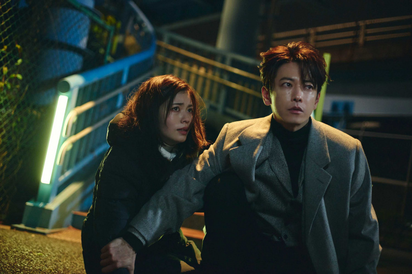 佐藤健（右）及小芝風花的敬業態度，令橫山裕大受鼓舞。（圖／取自《和我老公結婚吧》X）