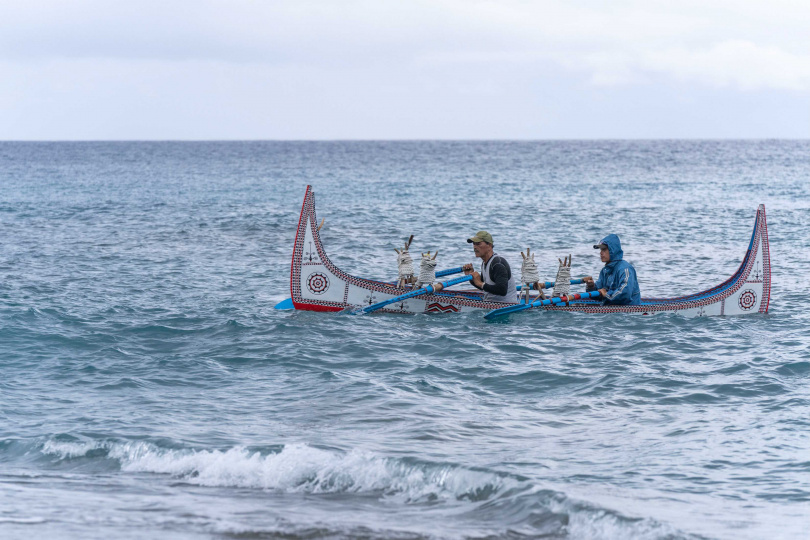 夏曼・藍波安父子啟動拼板舟旅程，以行動承載部落記憶與海洋智慧。（圖／目宿媒體提供）