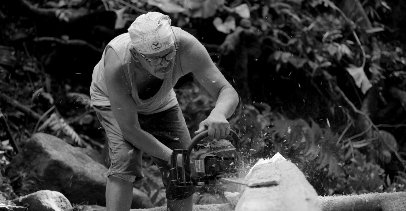 夏曼・藍波安自父親身上習得達悟部落傳統伐木造舟技能。（圖／目宿媒體提供）