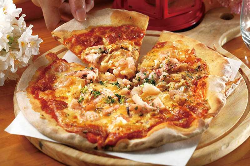 「窯籃曲招牌海鮮披薩」鋪上透抽、蝦、干貝唇與時蔬，入口滿是鮮甜海味。（280元）（圖／于魯光攝）