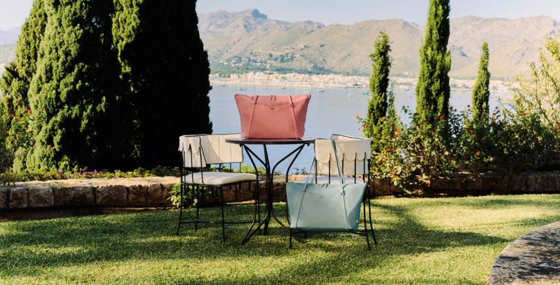 TUMI 2026春夏新品 VOYAGEUR系列 Just in Case托特包－粉陶色、百里香綠。（圖／品牌提供）