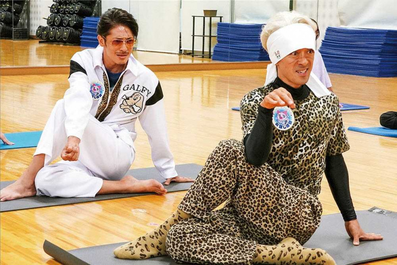 瀧藤賢一（右）飾演的「虎二郎」是「龍」的勁敵，兩人連做瑜伽都要比拚。（圖／KKTV提供）