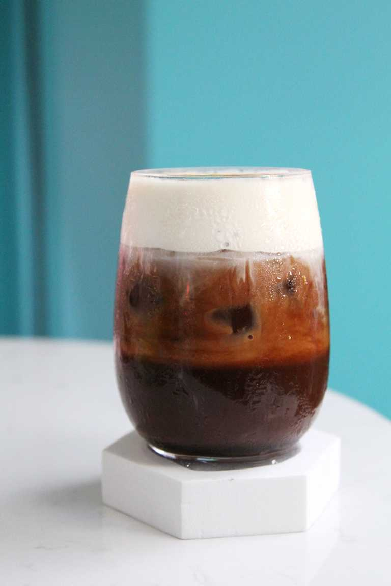 極特別的烏魚子咖啡，是將奶蓋咖啡搭配烏魚子顆粒的組合，入口有著類似海鹽咖啡的口感。（99元）