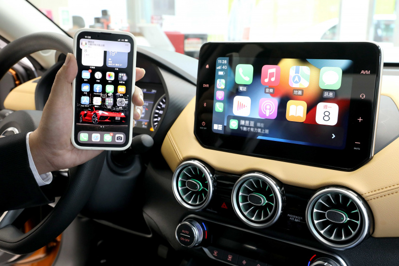 具備智慧手機連結，並可無線連結Apple CarPlay 與支援 Android Auto 系統，令出遊使用視聽娛樂更為多元。(圖/王永泰攝) 