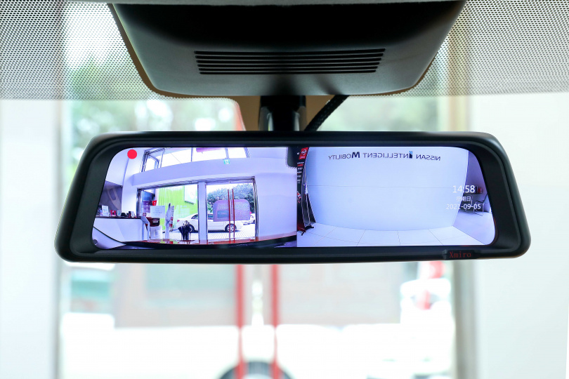 駕駛可透過電子智慧後視鏡輕易觀察前後的清晰畫面。(圖/王永泰攝)