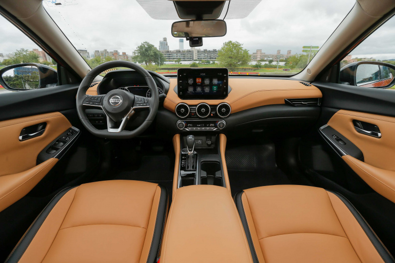 以橘黑雙色打造的大器車室，以大面積皮革包覆替車艙添增了不少質感。(圖/黃耀徵攝)