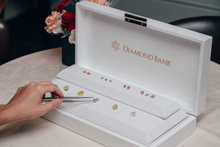 Diamond Bank《2021頂級彩鑽亞洲巡迴展》，展出總價值逾新台幣30億元、奪目絢爛的多樣裸石與頂級珍稀珠寶。（圖╱Diamond Bank提供）