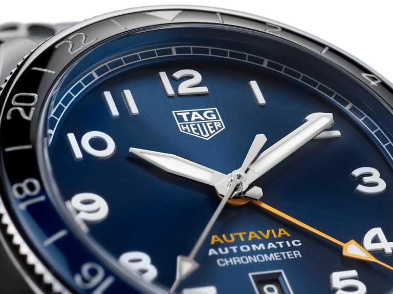 TAG Heuer「Autavia」60週年GMT雙時區三針腕錶，藍色放射狀太陽紋錶面，白色Super-LumiNova夜光塗層數字和指針，藍色、黑色陶瓷24小時刻度雙向旋轉錶圈。（圖╱TAG Heuer提供）