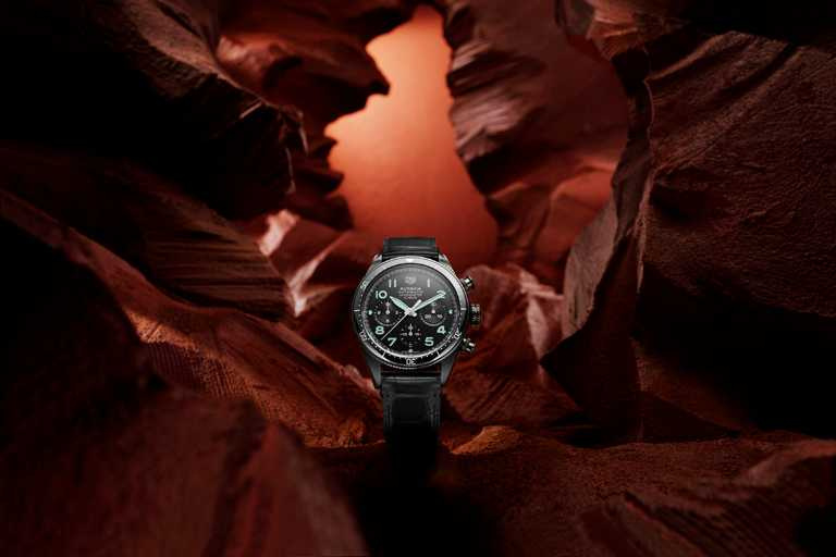 TAG Heuer「Autavia」60週年飛返計時腕錶，42mm，黑面DLC塗層拋光精磨錶殼款╱228,800元。（圖╱TAG Heuer提供）
