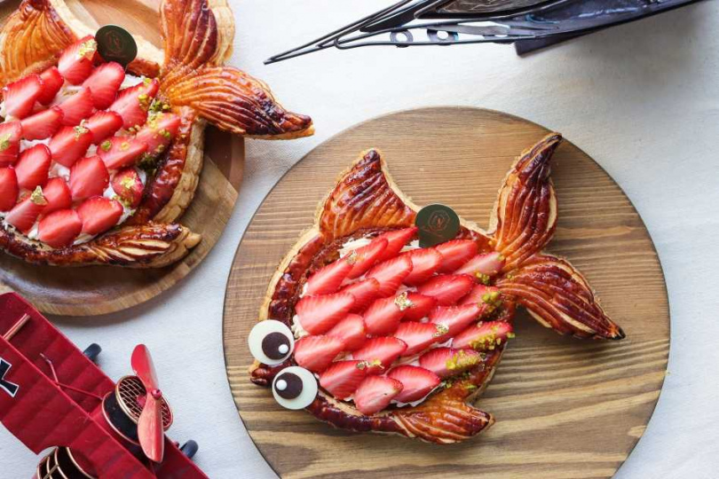 「艾許波妞」在魚身鋪上西西里杏仁奶油餡並擠上煉乳風味的義大利蛋白奶油霜，還擺上鱗片狀新鮮草莓。