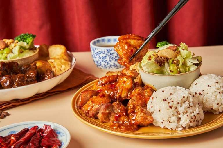 「左宗棠雞藜麥飯」套餐，將彭園的最招牌名菜左宗棠雞轉化為怡客咖啡餐點的主菜。（270元）