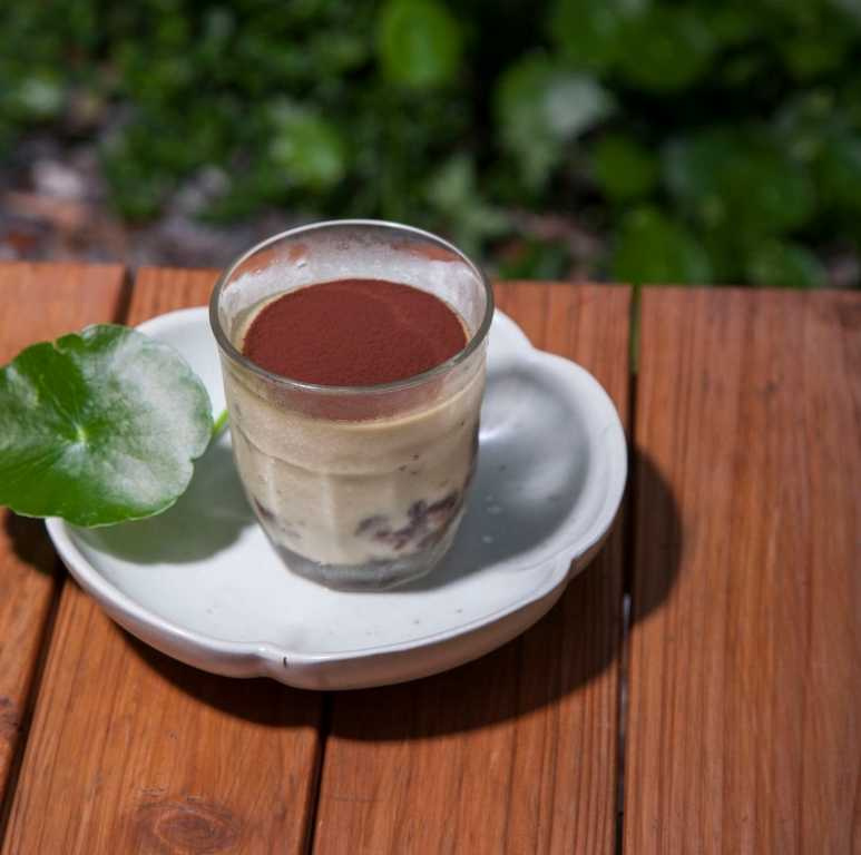 「提拉米蘇獨享杯」，以天然腰果與有機豆腐，取代傳統提拉米蘇大量厚重的動物性起司奶油及氫化植物奶油。