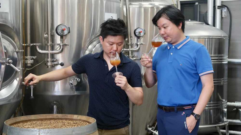 許承穎（右）和許京穎兩兄弟，創立了台風造酒品牌。