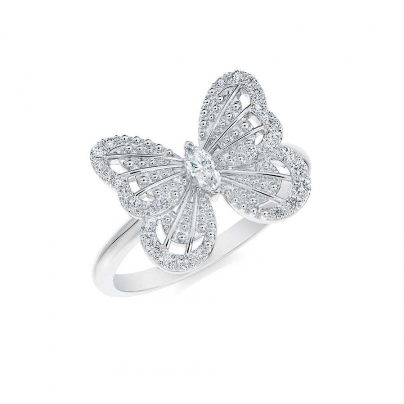 De Beers Portraits of Nature butterfly 18K白金鑽石戒指／83,000元  多種不同形狀的花式切割美鑽結合密釘鑲鑽石，描繪出蝴蝶翅膀的輪廓，完美捕捉蝴蝶停駐的瞬間稍縱即逝的美麗姿態。（圖／品牌提供）