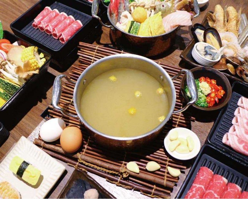 木櫃工廠特別推出夏日清熱排毒湯底「黃金杭菊雞湯」，既溫潤消暑還能降血壓。