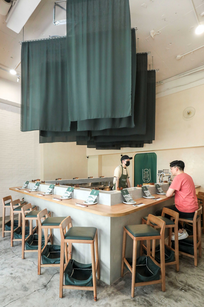 店內現僅開放1樓16席座位，上頭的綠色布簾裝飾發想自手卷料理使用的海苔。（圖／林士傑攝）