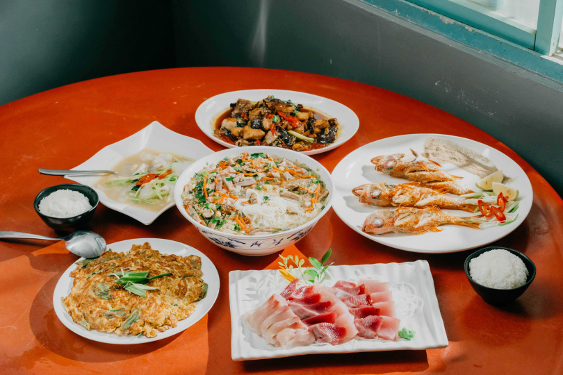 主打「現流仔」的客來香提供最當季的漁獲，白帶魚米粉湯、生魚片等是必嚐的招牌菜。
