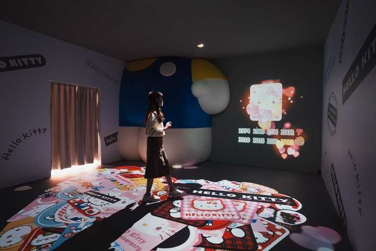 「知識探索區」透過不同互動體驗認識Hello Kitty歷年設計，以及貫穿樓層概念立體裝置。