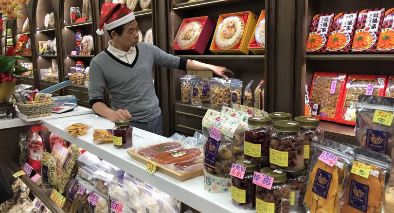 ▲解說服務親切，老藥店也能變身台北再造人氣食材舖。（攝影／楊麗雯）