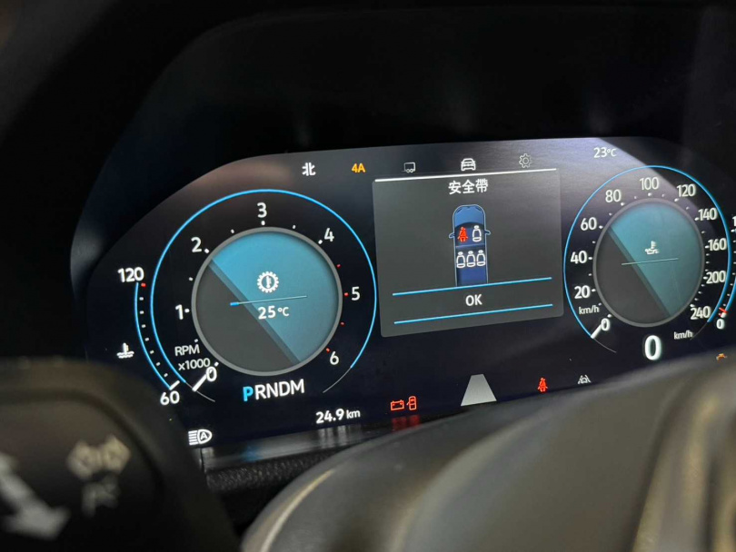 駕駛座前方內建大尺寸數位顯示螢幕12.3吋Digital Cockpit。（圖／讀者提供）