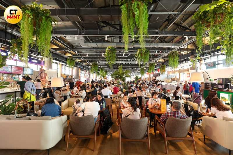 新濱町海洋廚房美食街結合綠植裝飾與舒適座位,剛開幕即便平日下午也人潮滿滿。(圖/林士傑攝)