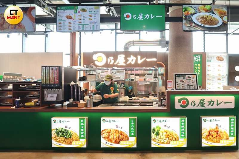 日乃屋咖哩首店位於新濱町海洋廚房美食街,採自助式取餐與餐盤回收。(圖/林士傑攝)