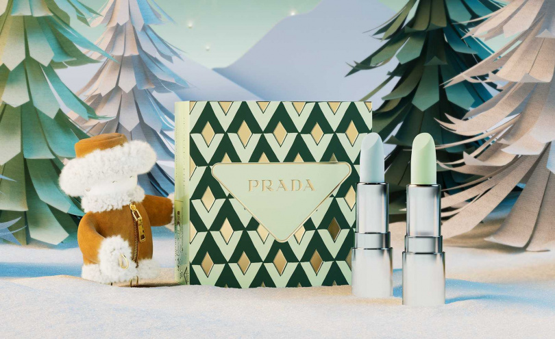 PRADA訂製精巧潤唇組/1,800元 內含莫測藍經典潤唇膏精巧版#U001 1.3g+ 顛覆綠經典潤唇膏精巧版#U000 1.3g。(圖/品牌提供)