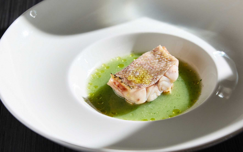 圖為午間套餐主菜「清蒸鮮魚與青梗白菜蜆汁」。（圖／品牌提供）
