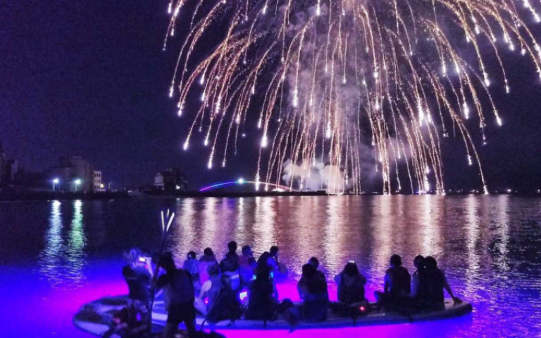 不想人擠人看澎湖花火節？　那就到海上欣賞吧！