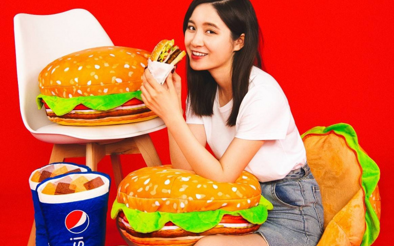 截圖粉專送漢堡！超逼真可樂枕、漢堡坐墊免費送，套餐快吃起來
