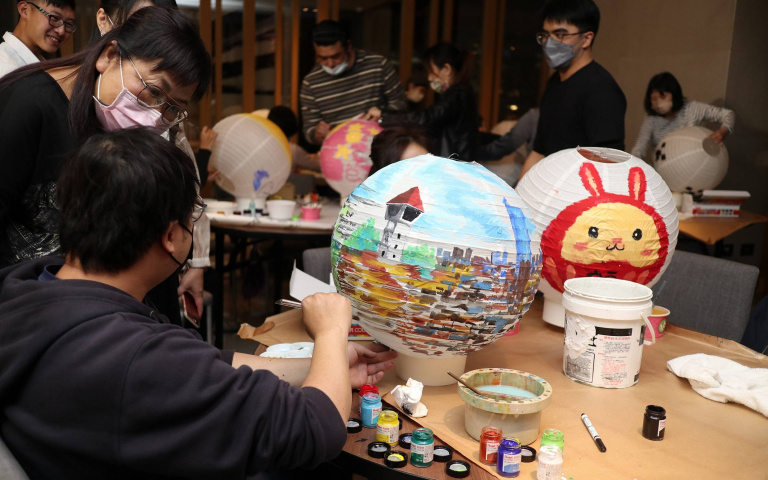 看燈會送酒店住宿券、文創商品！DIY彩繪燈籠，走春先衝台南！